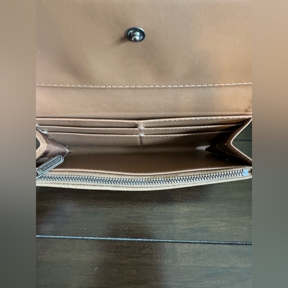 Wrangler Cream Handbag Set with Detachable Logo Strap and Matching Wallet - Picture 8 of 11